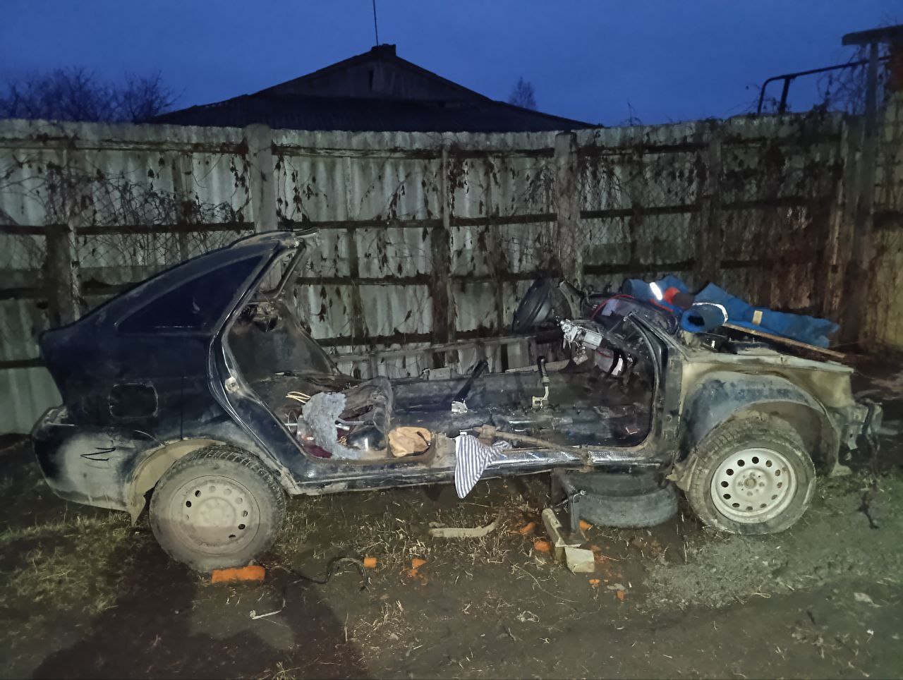 Два саратовца по пьянке угнали «Приору» и продали ее на запчасти Два саратовца по пьянке угнали «Приору» и продали ее на запчасти